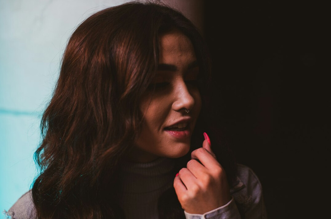 woman with secret alibi